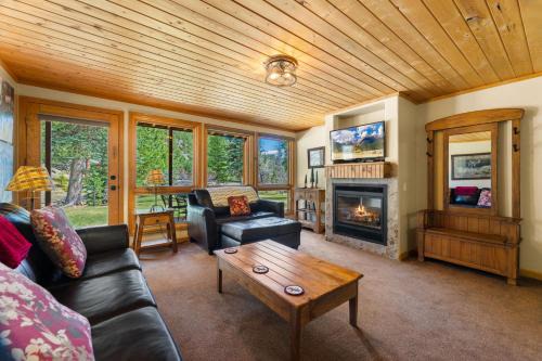 Fall River Estates Apartment | Creekside Suites 17 by Estes Park Condos