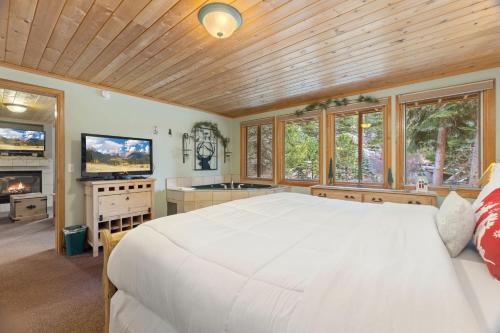 Fall River Estates Apartment | Creekside Suites 22 by Estes Park Condos