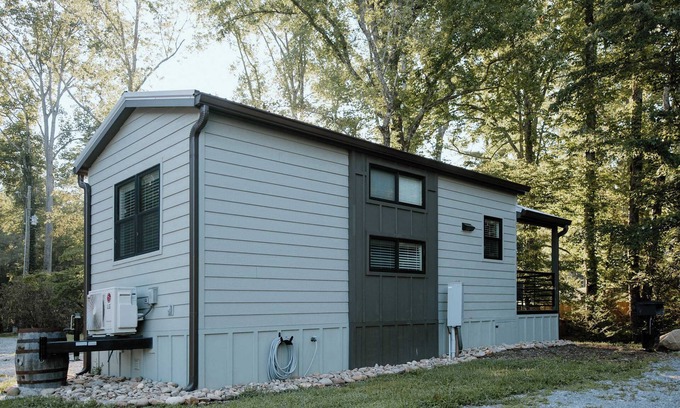 Pittman Center Cabin | Creekside Tiny Cabin | Groundhog Cabin