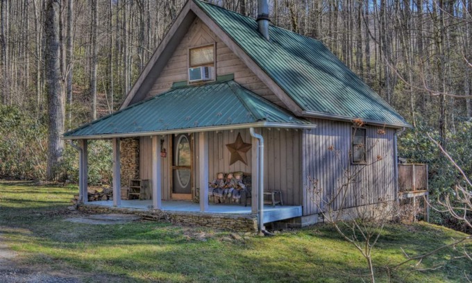 Fleetwood Cabin | Creekside Waterfalls-Open for Bookings! HOT TUB, Wi-Fi, Pet Friendly with FEE