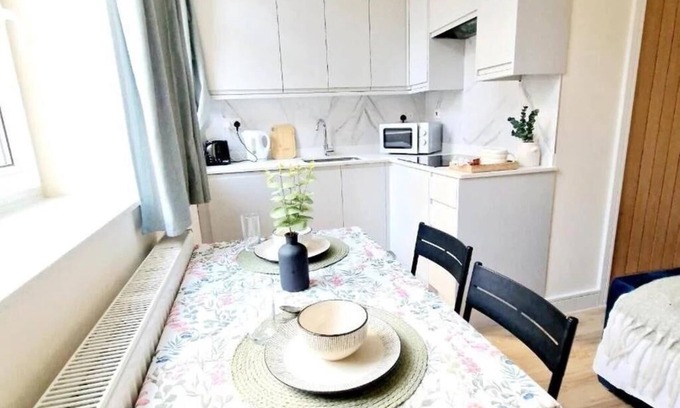 High Wycombe Apartment | Crendon House Cosy Studio - Sleeps 2 & Kitchen