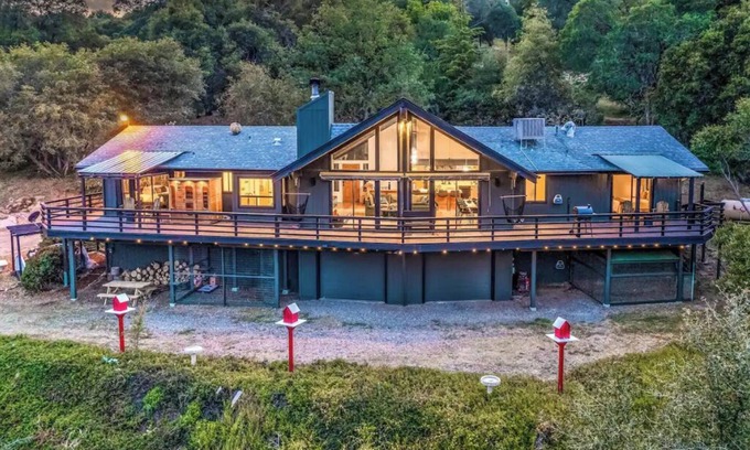 Yosemite Forks Ski Chalet | 🌙 Crescent Chalet - Hot Tub, Views, Sauna!