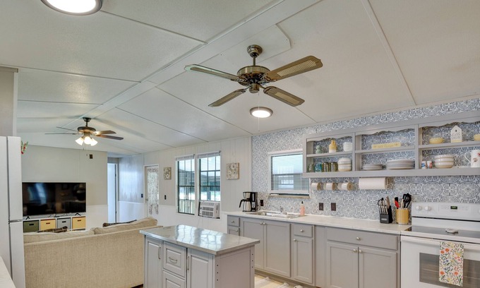 Fruitland House | Crescent City Home w/ Patio, Near St Johns River!