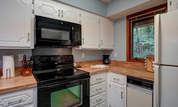 Mount Ida Condo | Crescent Moon/22DNC Hosted by LOVR