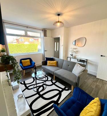 Forsbrook House | Crestfield House - Stunning Home near Alton Towers - Free Parking & Garden