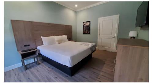 Inglewood Hotel | Crestridge Inn Near LAX, SoFi Stadium & Intuit Dome