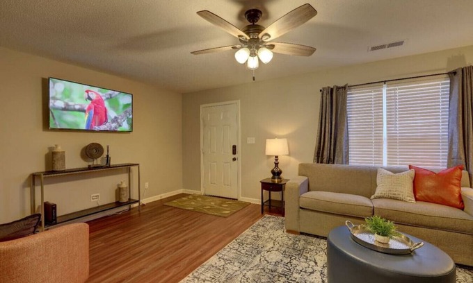 Austell House | Crestside 7271 · Conveniently located next to I-20/SixFlags/Atlanta