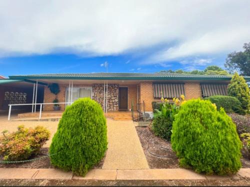 West Wyalong House | Creswell Street Cottage