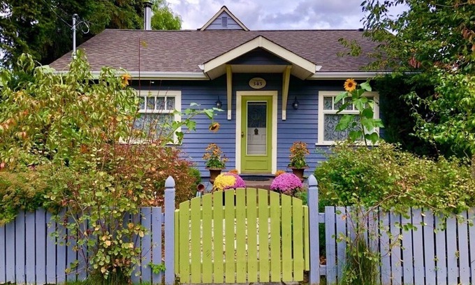 Okanagan-Similkameen House | Cricket Cottage: Naramata Village property steps to Manitou Park & Okanagan Lake