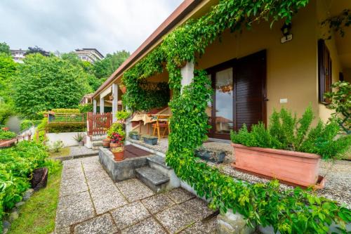 Civenna Apartment | Crimson Apartment by Wonderful Italy