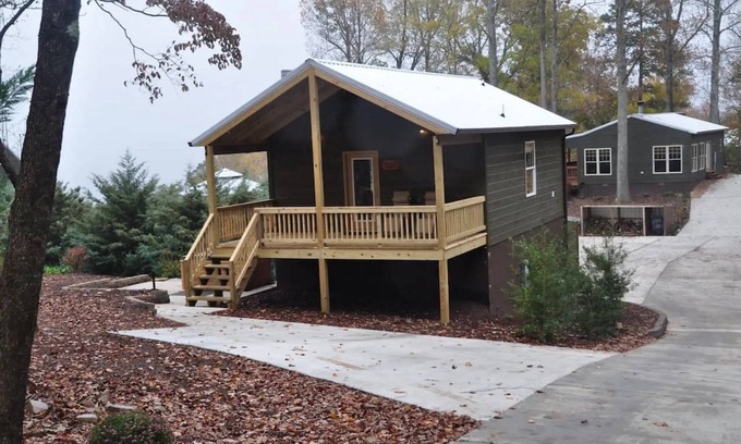 Bryant Cabin | Critter Corner Cabin – Cozy Bluffside Retreat