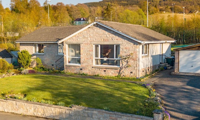Aberfeldy Cottage | CROMALLT, pet friendly, with a garden in Aberfeldy