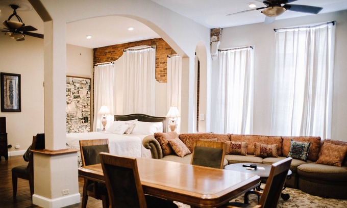 Carthage House | Crossroads Loft, Studio and Flat- Steps from Rt. 66 and Carthage Square