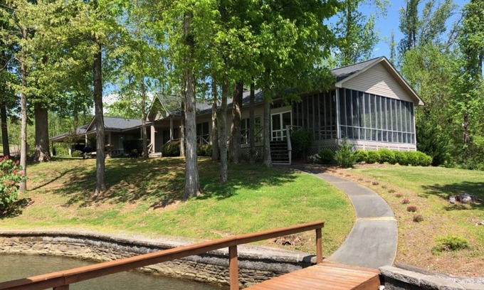 Guntersville House | Crosswinds at Lake Guntersville (Lakefront w/dock)