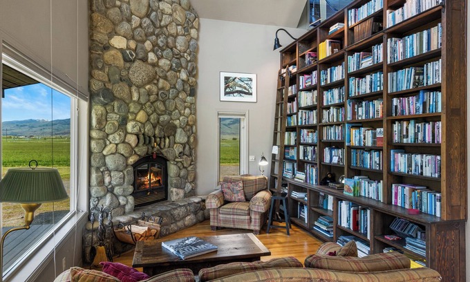 Livingston Cottage | Crow Cabin- Cozy Cabin with amazing views on 20 Acres in the Paradise Valley!