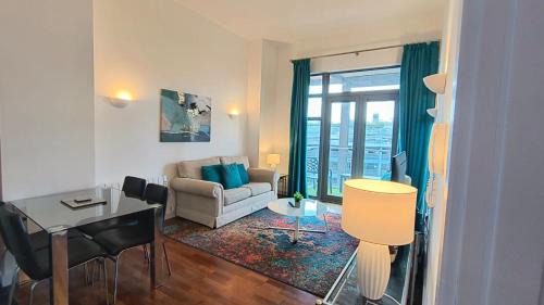 Newcastle-upon-Tyne Apartment | Crown Apartments 4A by Week2Week