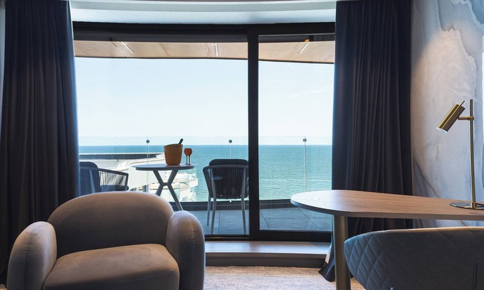 Constanta Hotel | Crowne Plaza Constanta Mamaia Beach by IHG