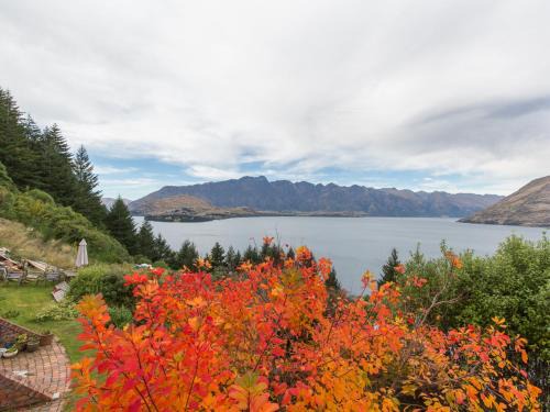 Sunshine Bay House | Crows Nest - Queenstown Holiday Home