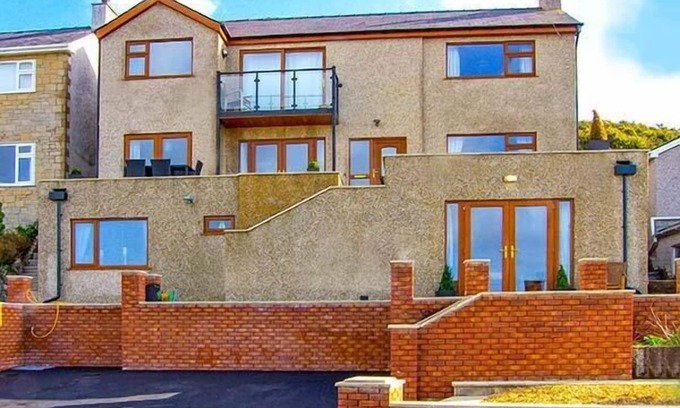 Y Felinheli Apartment | CRUD YR AWEL, romantic, country holiday cottage in Y Felinheli