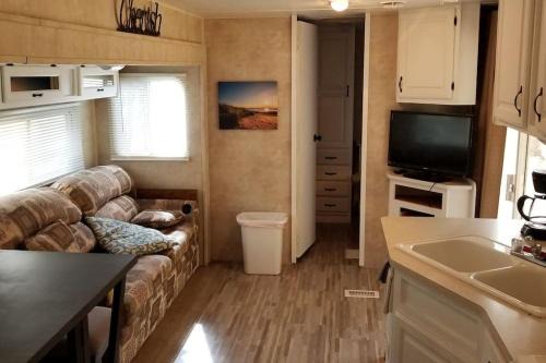 Beulah Apartment | Crystal Camper 2 Bedroom Large RV w/Wooded Trail