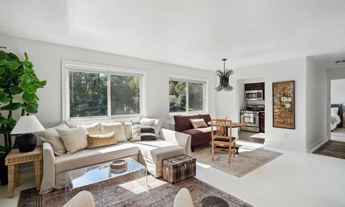 Aurora Highlands Condo | Crystal City Charm/Free Parking