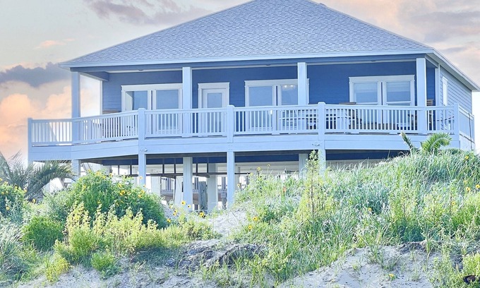 Galveston House | Crystal Cove Cottage - BEACHFRONT Luxury Getaway - Fully Fenced & Pet Friendly