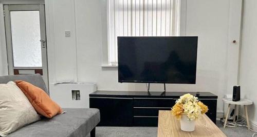 Ashton-under-Lyne House | Crystal Home- Ashton-Under-Lyne, Manchester