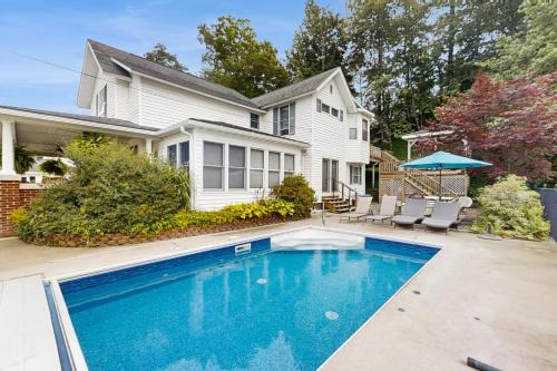 Beulah House | Crystal Lake Getaway