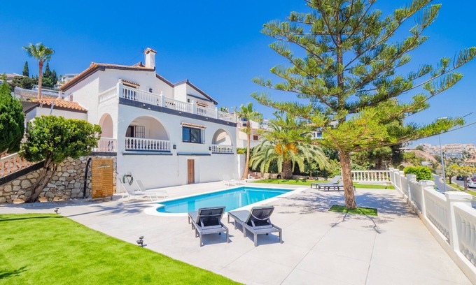 Benalmadena Costa Villa | Cubo's Beach Front Villa Benalmadena/close to beach/private pool/air conditioning