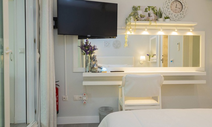 Benalmadena Costa Bed & Breakfast | Cubo's Poseidon Apartment 3 & Pool/room/air conditioning/community pool/free wifi