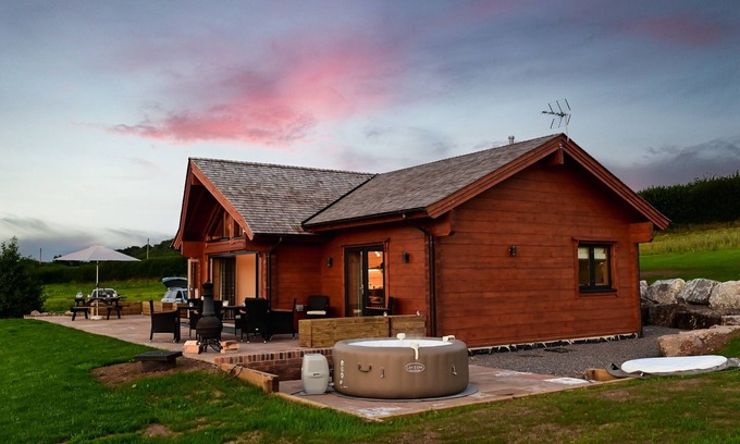 Graig Cabin | Cuddfan Lodge on a Beautiful Lake