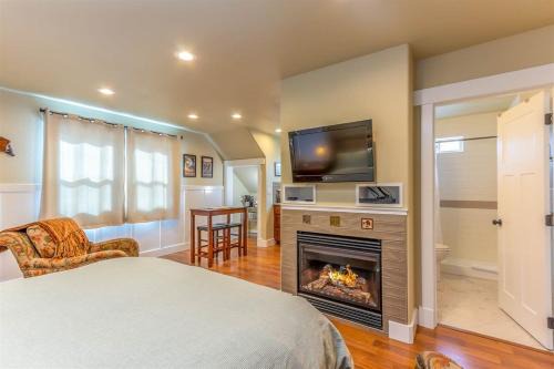 River West House | Cumberland Bungalow walking distance to downtown