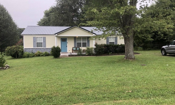 Smyrna House | Cumberland Cottage, 1 level house just off I-24, near Murfreesboro and Nashville