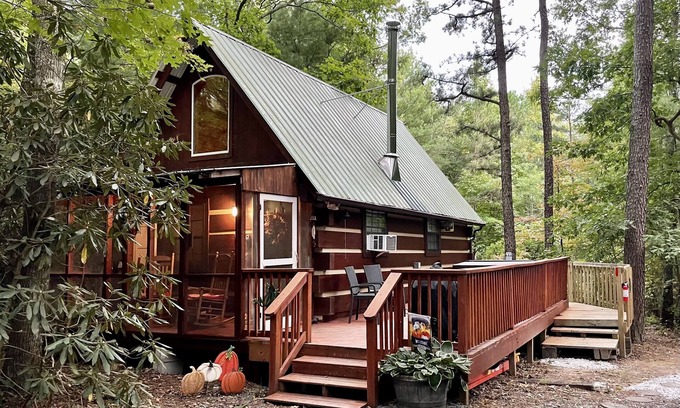 Tellico Plains Cabin | Cupid’s Cove Cabin Romantic Getaway - Hot tub under the stars