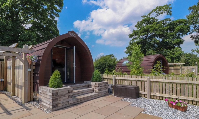 Knott End-on-Sea Cottage | CURLEW CORNER, romantic, with hot tub in Lancaster