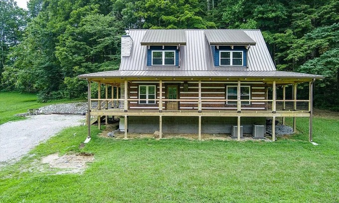 Byrdstown Cabin | Custom 3-bedroom log cabin near 2 marinas on Dale Hollow, Sunset & Star Point.
