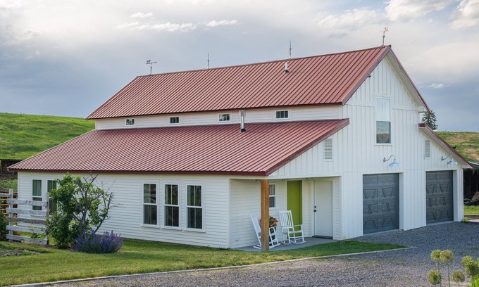 Manhattan House | Custom, Countryside Barndominium for Multi-Family near Bozeman with Hot Tub