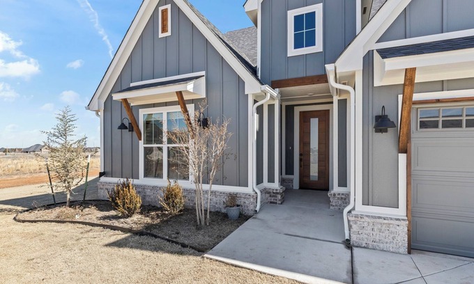 Guthrie House | Custom Farmhouse stay in Guthrie