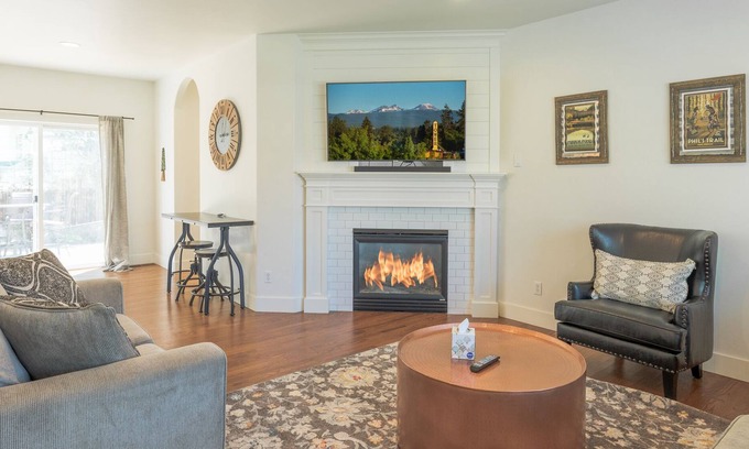 Larkspur House | Custom Home ~ Bonus Room ~ Dog Friendly!