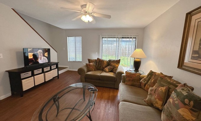 Gainesville Apartment | Cute 2 bed/1.5 bath centrally located, pool!