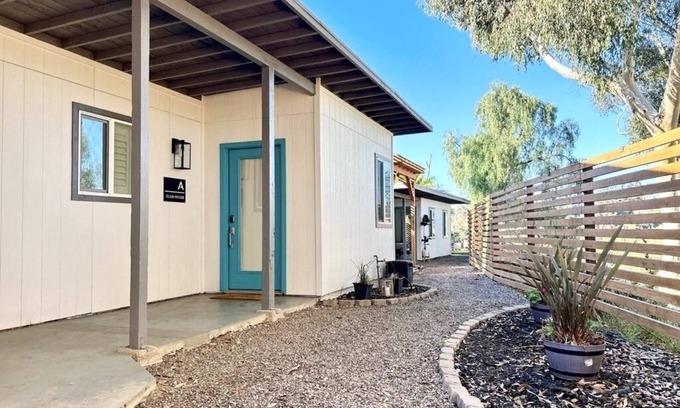 Lincoln Acres House | Cute 2-BR house with stunning golf course views from the backyard!