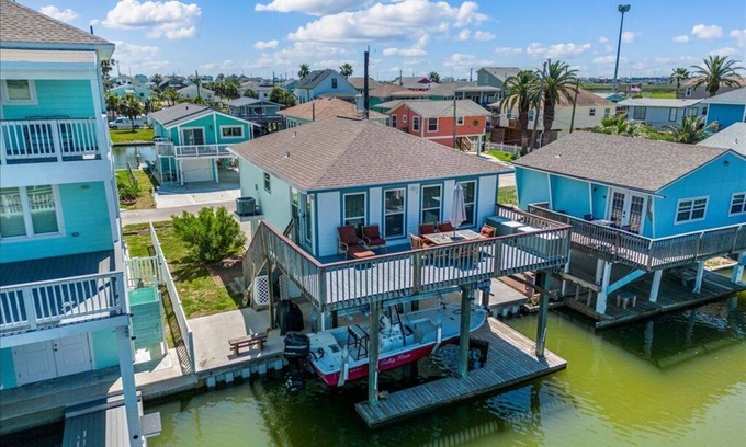 Galveston House | Cute and Cozy Canal Home -Short Distance to the Beach