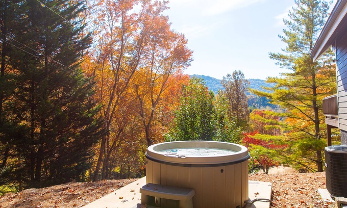 Waynesville Cottage | Cute and Cozy Cottage with hot tub