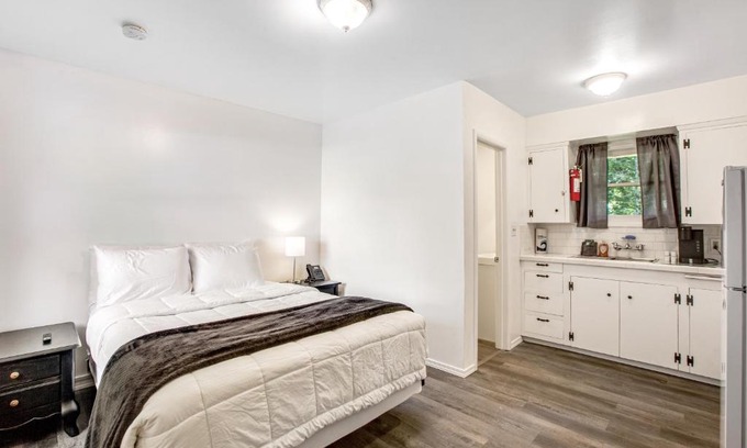 Nahcotta Hotel | Cute as a Clam Cottage Room 5