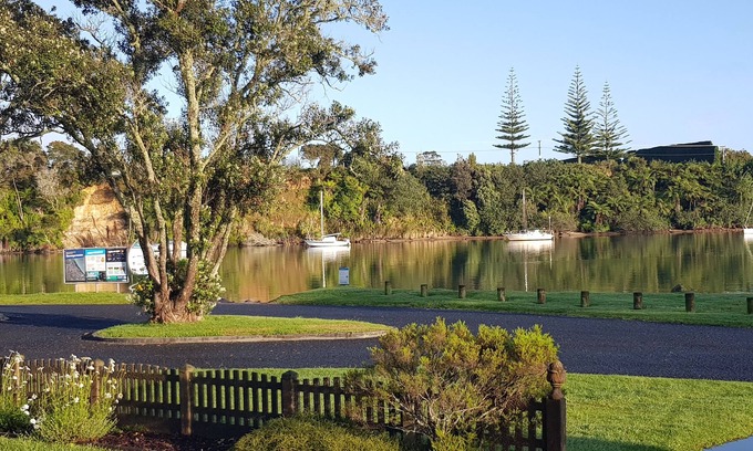 Whakamarama Cottage | Cute bach by the water in Te Puna