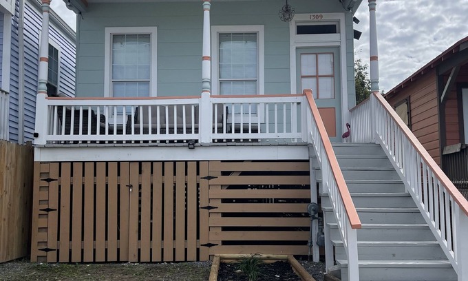 San Jacinto House | Cute Beach house 2 blocks from beach!