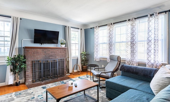 Ypsilanti House | Cute & Bright Depot Town 4BR/2BA Bungalow!