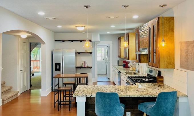 Government Hill House | Cute Bungalow in Government Hill - 5 mins to Pearl & 7 to riverwalk and downtown