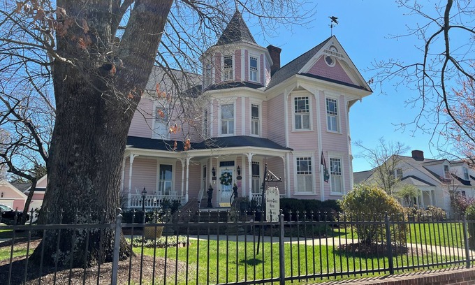 Taylor's Pond House | ⭐️⭐️⭐️⭐️⭐️ Cute Cary Townhouse near DT Cary, Morrisville & I40