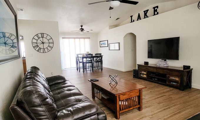 Lake Havasu City House | Cute, Clean, Cozy & Bright! Comfortably Sleeps 8 - Ample Boat/Toys Parking.